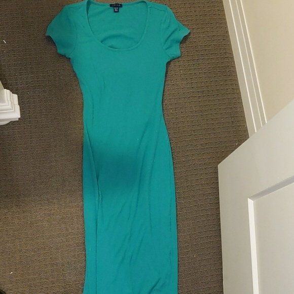 4 Dresses - Picture 3 of 5